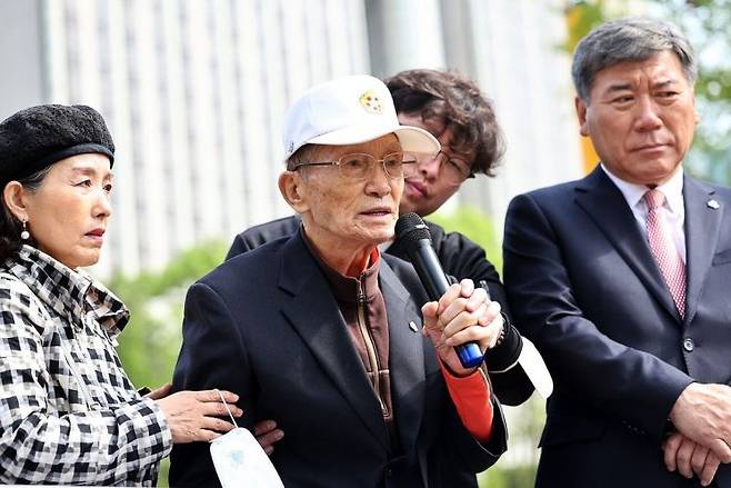 박선영 사단법인 물망초 이사장(왼쪽)과 '탈북 국군포로' 김성태 할아버지 [이미지출처=연합뉴스]