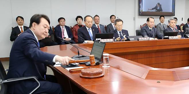 지지부진한 생산성을 끌어올리기 위해 정부는 국내에 투자한 외국 기업에 주는 혜택을 강화하고 있다. 윤석열 대통령이 4월 18일 서울 용산 대통령실 청사에서 열린 국무회의에서 개회를 선언하고 있다. / 연합뉴스