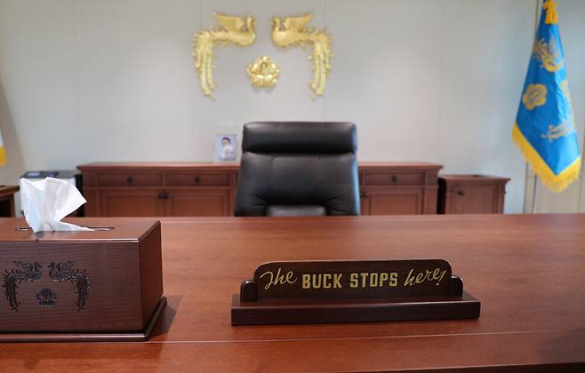 25일 오전 용산 대통령실 청사 집무실에 조 바이든 미국 대통령이 방한 당시 선물한 탁상 명패가 놓여있다. 명패는 해리 트루먼 전 대통령이 재임 시절 책상에 뒀던 것과 동일한 형태로, \