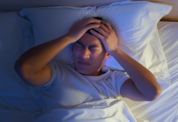 낯선 곳에서 쉽게 잠들지 못하는 이유는 수면 중에도 좌뇌가 주변을 경계하며 계속 활동하기 때문이다./사진=클립아트코리아