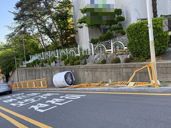 28일 부산광역시 영도구의 한 초등학교 근처 인도를 덮친 원통 모양의 어망실. [사진=부산지방경찰청]