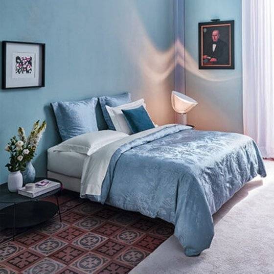 푸른색 계열의 브로케이드(다양한 무늬가 있는 직물)로 꾸민 침구 세트. [사진 프레떼]