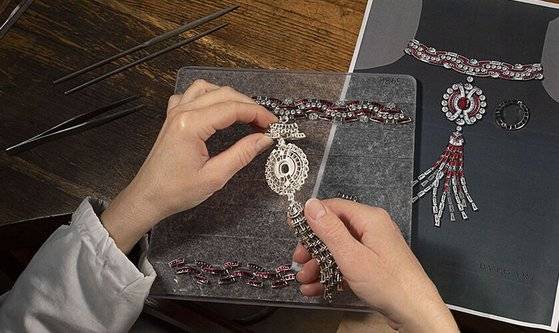 불가리의 세공 장인이 하이 주얼리 네크리스를 제작하고 있다. [사진 불가리]