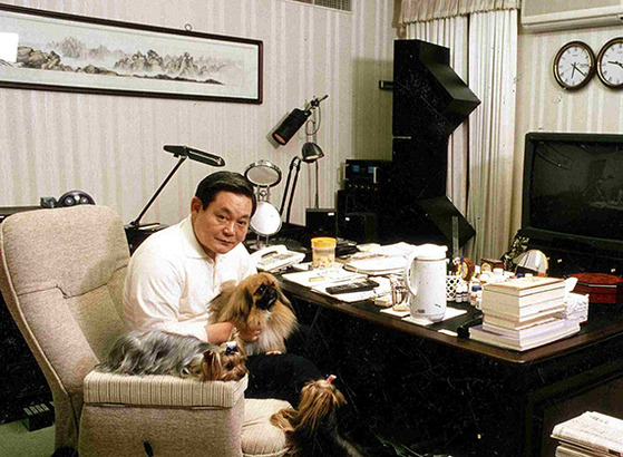 1990년대 이건희 삼성그룹 회장의 한남동 자택 집무실. 뒤쪽에 영국 B&W 스피커와 매킨토시 앰프가 보인다. [중앙포토]
