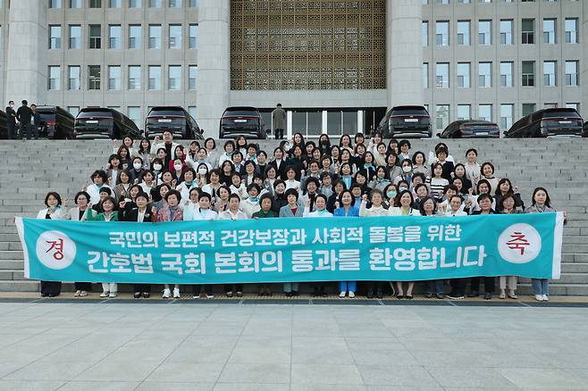 대한간호협회 김영경 회장 및 회원들과 간호사 출신 국민의힘 최연숙 의원, 민주당 이수진 의원이 27일 오후 국회에서 간호법안 본회의 통과를 축하하며 기념 촬영하고 있다.