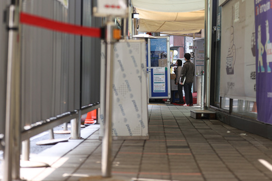 A Covid-19 testing center in Jung District, central Seoul, is vacant on March 29. [YONHAP]