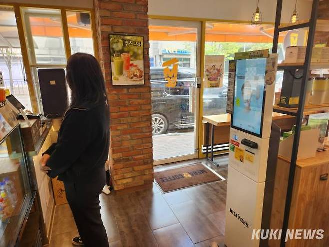 음료를 현금으로 주문하려고 직원이 카운터에 올 때까지 서서 기다렸다. 키오스크에서 빠르게 페이로 결제하고 음료를 받아 간 지인이 부러웠다. &nbsp; 사진=임지혜 기자
