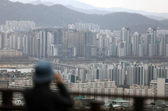 28일 대한건설정책연구원은 최근 '2023년 3월 주택동향' 보고서를 발표하고 정부의 폭넓은 규제 완화로 부동산 시장의 경착륙 위험은 크게 완화되며 매매 심리에 관한 악재가 없다면 가격 기준의 주택경기는 저점에 도달할 것으로 내다봤다. 그러나 상대적으로 수요가 약세인 지방의 경우 많은 미분양 물량이 준공 후 미분양으로 전환될 수 있어 주의해야 한다는 전망이 이어졌다./사진=뉴스1