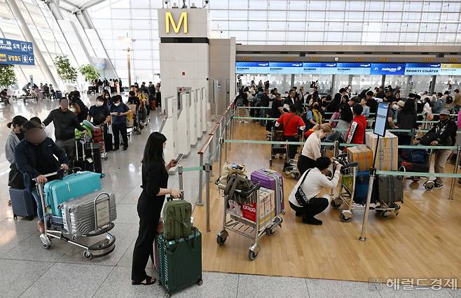 황금연휴를 앞둔 28일 오전 인천국제공항 제1여객터미널 출국장이 여행객들로 붐비고 있다..인천공항=이상섭 기자