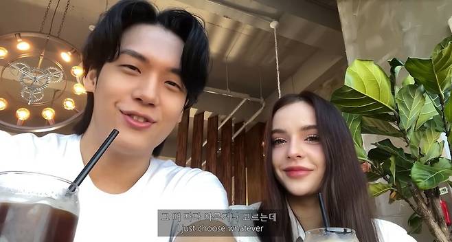 [서울=뉴시스]유튜브 채널 'International Couple[사샤와 제이]'는 지난 2월7일 '국제 커플 일상 힐링 vlog l 카페 탐방 l 다이어트 음식 언박싱 l 고깃집 먹방 l 강아지들 장난감 쇼핑 l' 영상을 올렸다. (사진=사샤와 제이 유튜브 채널 영상 캡처) 2023.04.27. photo@newsis.com *재판매 및 DB 금지