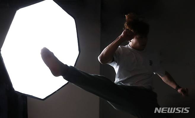 [서울=뉴시스] 조수정 기자 = 유튜버 팀일루션 노성율이 19일 서울 마포구 순이엔티에서 뉴시스와 인터뷰에 앞서 포즈를 취하고 있다. 2023.04.28.chocrystal@newsis.com