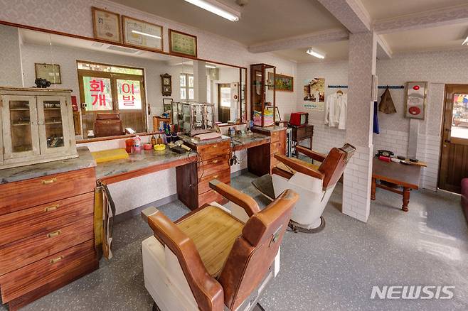 [서울=뉴시스] 국립민속박물관이 어린 시절 학교 가는 길을 재현한 '7080 추억의 거리' 새단장을 마치고 5월3일 재개관한다. 사진은 화개이발관. (사진=국립민속박물관 제공) 2023.04.28. photo@newsis.com *재판매 및 DB 금지