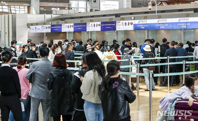 [인천공항=뉴시스] 정병혁 기자 = 28일 오후 인천국제공항 1터미널 출국장이 여행객들로 붐비고 있다. 인천공항공사는 4월말 5월초 황금연휴를 이용해 인천국제공항을 통해 해외로 떠나는 국제선 승객이 131만6000명을 넘을 것으로 예상된다고 밝혔다. 이 기간 하루 평균 이용객은 14만6300명으로 코로나19 이후 최근 일일 이용객보다 14% 증가한 것이다. 2023.04.28. jhope@newsis.com