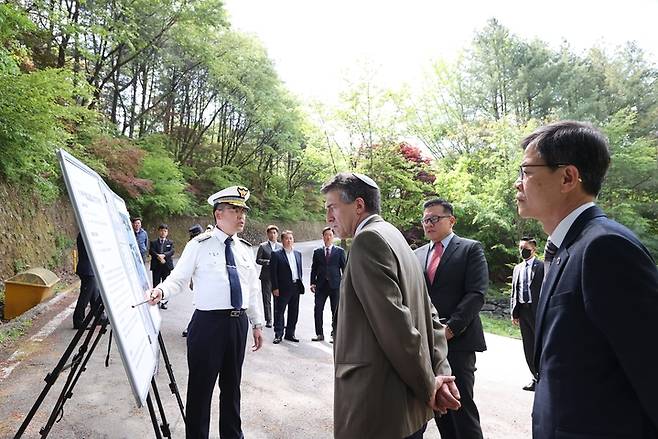 아키바 토르 주한 이스라엘 대사가 28일 오후 충북 충주 수안보에서 발생한 이스라엘 관광객 버스 사고 현장을 찾아 충주경찰서 관계자로부터 사고 경위 등에 대한 설명을 듣고 있다. (사진=충주시 제공) *재판매 및 DB 금지