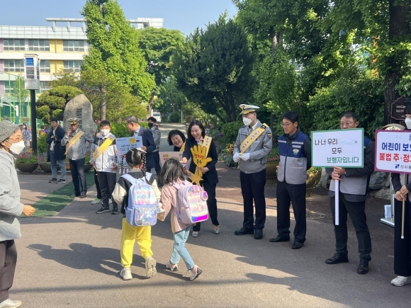 서울 신구초등학교에서 등굣길 교통안전 캠페인을 전개한 이새날 의원