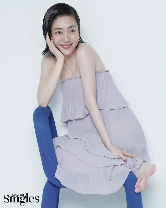 Actor So Joo-yeon showed off a compelling pictorial.Lifestyle magazine  ⁇  Singles  ⁇  Singles  ⁇  released a visual picture of So Joo-yeon returning to SBS drama  ⁇  romantic doctor Kim Sabu 3  ⁇ .In the pictorial, So Joo-yeon is staring at the camera with her clear eyes while wearing a light yellow knit best and skirt.So Joo-yeon will return to SBS drama  ⁇  Romantic Doctor Kim Sabu 3  ⁇ . This season 3, which came back in three years, will be accompanied by the cast members of Season 2 to continue the world view of Ishdam Hospital.So Joo-yeon is delighted to be able to play the beautiful again.In the interview after the end of Season 2, I said that I am happy to meet a lot of characters who have a lot of things that I want to resemble so much that I have expressed beauty as my ideal.In addition, the beauty that has grown even more in the past three years will show a more wonderful appearance, raising expectations for Season 3.She says she still doesnt know who she is because she thinks she looks like an adolescent girl in a rage while acting, and that she just gets closer to herself every day.So Joo-yeon learned from Erratums relationship with me, and Erratum continues at this moment.In the process of constantly looking inside someone, I feel that the level of emotion that can be expressed by my inner and acting is becoming more and more detailed. I am looking forward to her future that I feel growing little by little every day.On the other hand, SBS new gilt drama  ⁇  romantic doctor Kim Sabu 3  ⁇  starring So Joo-yeon will be broadcasted on the 28th, and So Joo-yeons attractive visual picture can be found in the May issue of Singles and the single plus website.