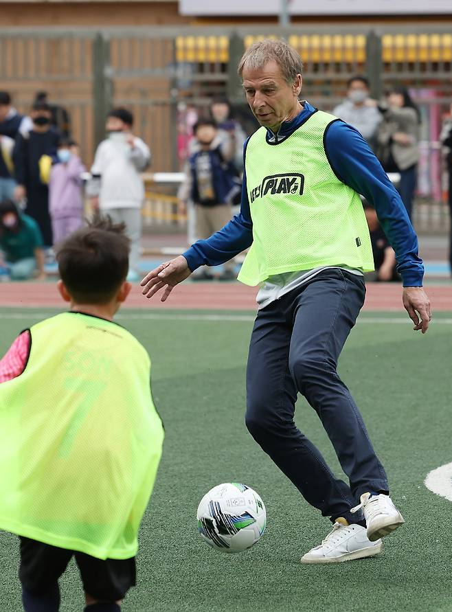 우리나라 남자 축구대표팀 위르겐 클린스만 감독이 28일 오후 인천시 서구 발산초등학교에서 열린 ‘축구국가대표 감독과 함께 하는 LET’S PLAY 축구교실‘에서 패스할 동료를 찾고 있다. 2023.4.28  연합뉴스