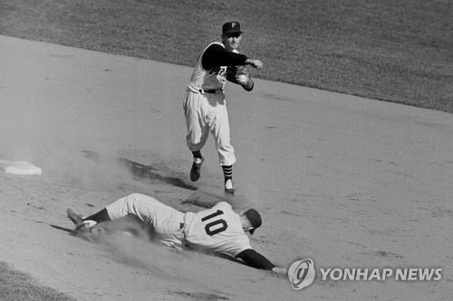 1960년 월드시리즈에서 더블플레이를 시도하는 그로트 [AP=연합뉴스]