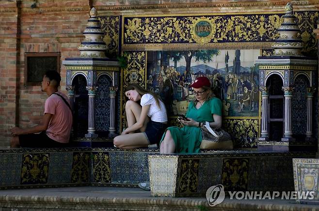 그늘에서 더위 식히는 스페인 시민들 (세비야[스페인] AFP=연합뉴스) 스페인 시민들이 26일(현지시간) 남부 세비야의 그늘에 앉아 더위를 식히고 있다. 고온과 가뭄에 시달리고 있는 스페인은 전날 유럽연합(EU)에 긴급 재정 지원을 요청했다. 2023.04.27 clynnkim@yna.co.kr