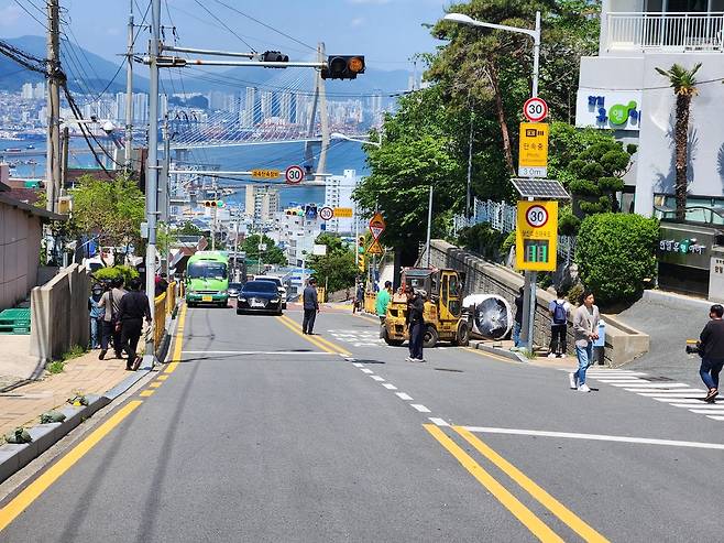 사고가 난 등굣길 비탈 모습 [차근호 기자]