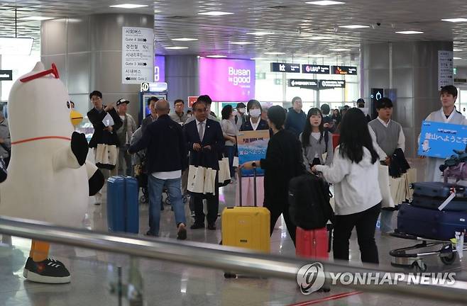 '일본 황금연휴 부산서 즐겨요' (부산=연합뉴스) 박성제 기자 = 28일 오전 부산 김해국제공항 입국장이 일본의 황금연휴인 골든위크를 맞아 부산을 찾은 일본 관광객들로 붐비고 있다. 관광업계에 따르면 중국·일본의 연휴로 다음 달 초까지 부산을 방문하는 외국인 입국객이 대거 늘어날 것으로 예상된다. 2023.4.28 psj19@yna.co.kr