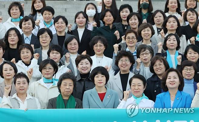 간호법안 본회의 통과 기념촬영하는 대한간호협회 (서울=연합뉴스) 임화영 기자 = 대한간호협회 신경림 회장 및 회원들과 간호사 출신 국민의힘 최연숙 의원이 27일 오후 국회에서 간호법안 본회의 통과를 축하하며 기념촬영하고 있다. 2023.4.27 hwayoung7@yna.co.kr