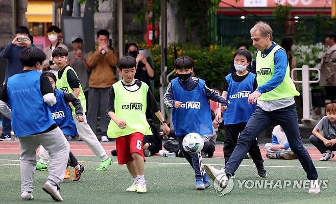 꿈나무들과 축구하는 클린스만 감독 (인천=연합뉴스) 윤태현 기자 = 우리나라 남자 축구대표팀 위르겐 클린스만 감독이 28일 오후 인천시 서구 발산초등학교에서 열린 '축구국가대표 감독과 함께 하는 LET'S PLAY 축구교실'에서 드리블하고 있다. 2023.4.28 tomatoyoon@yna.co.kr