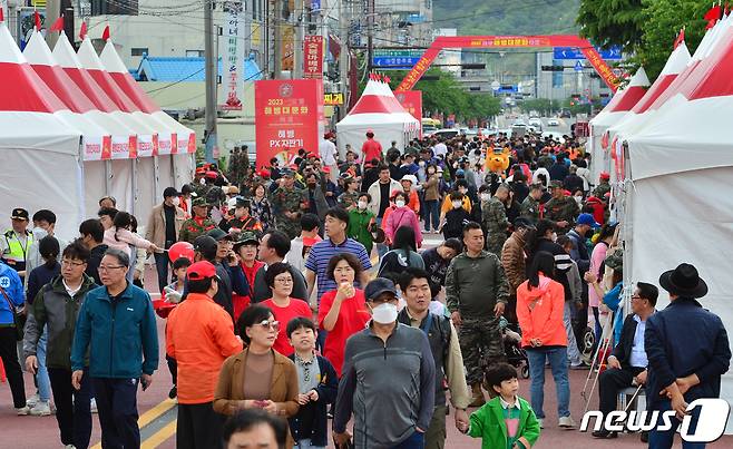 29일 오후 경북 포항시 남구 오천읍 해병의 거리에서 열린 '2023 포항해병대문화축제' 첫 날 축제장을 찾은 시민들이 다양한 즐길거리가 있는 부스에서 즐거운 시간을 보내고 있다..2023.4.29/뉴스1 ⓒ News1 최창호 기자