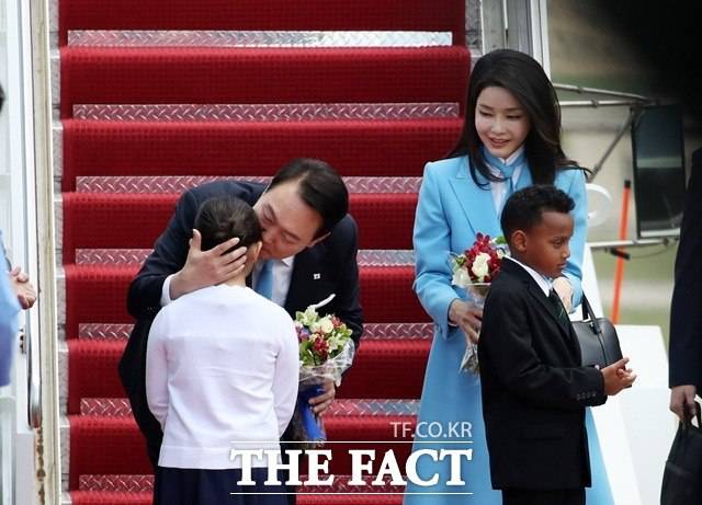 장경태 더불어민주당 최고위원이 지난 26일 윤석열 대통령이 미국 도착 당시 화동의 볼에 입맞춤을 한 것을 두고 "성적 학대 행위로 간주된다"고 주장해 논란이다. 지난 24일(현지시간) 미국을 국빈 방문한 윤석열 대통령과 김건희 여사가 워싱턴DC 인근 앤드루스 공군기지에 도착해 꽃다발을 선물한 화동과 인사하는 모습. /뉴시스
