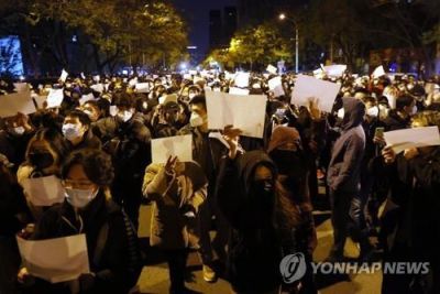 작년 11월 베이징에서 열린 ‘제로 코로나’ 반대 시위 [이미지출처=연합뉴스]