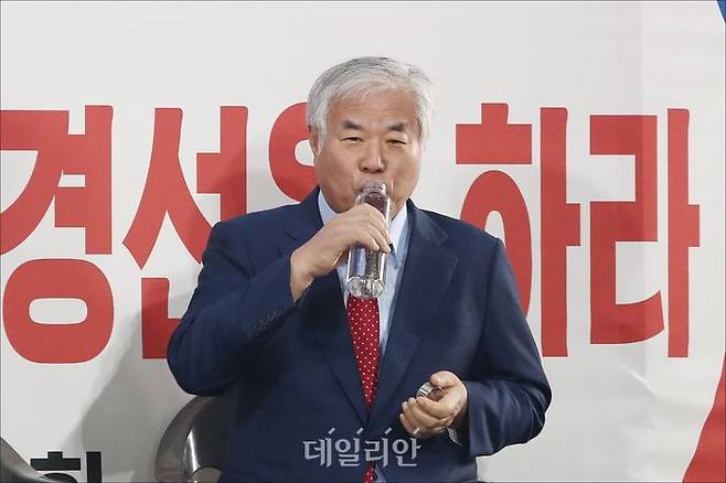 전광훈 목사가 지난 17일 서울 성북구 사랑제일교회에서 열린 긴급 기자회견에서 발언 전 물을 마시고 있다. ⓒ데일리안 홍금표 기자