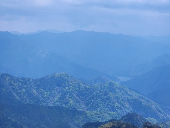 지난 26일 찾은 강원 화천군 백암산 케이블카에서 찍은 백암산 일대 모습. 멀리 평화의댐이 보인다. 박진호 기자