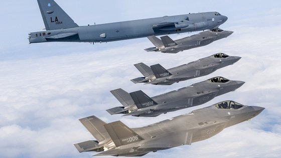 한미 공군이 지난 14일 한반도 상공에서 우리측 F-35A 전투기와 미측 B-52H 전략폭격기, F-16 전투기가 참여한 가운데 연합공중훈련을 실시하고 있다. 사진 국방부