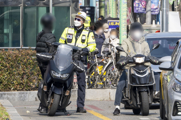 부산경찰청 소속 경찰관들이 교통 단속을 하고 있다. 국제신문 DB