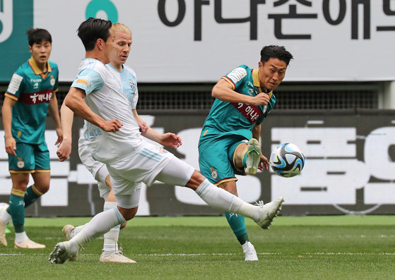 Lee Jin-hyun, right, scores the opening goal for Daejeon Hana Citizen in a K League game against Ulsan Hyundai at Daejeon World Cup Stadium in Daejeon on Sunday. [YONHAP]