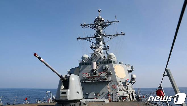(남중국해 로이터=뉴스1) 권진영 기자 = 17일(현지시간) 미국 제7함대 소속 알레이버크급 유도미사일을 구축한 밀리우스함이 대만해협에서 통과 작전을 수행 중이다.  ⓒ 로이터=뉴스1  Copyright (C) 뉴스1. All rights reserved. 무단 전재 및 재배포 금지.