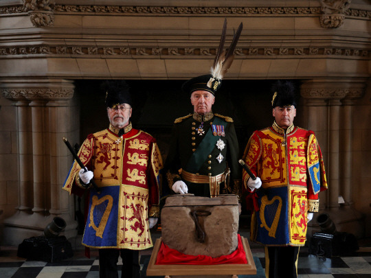 BRITAIN-ROYALS/CORONATION-STONE 오는 5월 초 찰스 3세 영국 국왕 대관식에 사용될 ‘운명의 돌’이 런던으로 운반되기 하루 전날인 27일 스코틀랜드 에딘버러성에 전시돼 있다.  REUTERS 연합뉴스