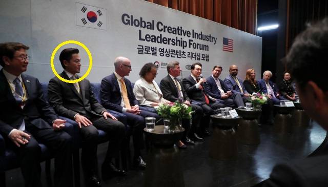 미국을 국빈 방문한 윤석열 대통령이 27일(현지시간) 워싱턴DC 미국 영화협회에서 열린 글로벌 영상 콘텐츠 리더십 포럼에서 발언하고 있다. 이날 행사에는 배우 이서진 씨(왼쪽에서 두 번째)가 참석해 눈길을 끌었다. [연합]