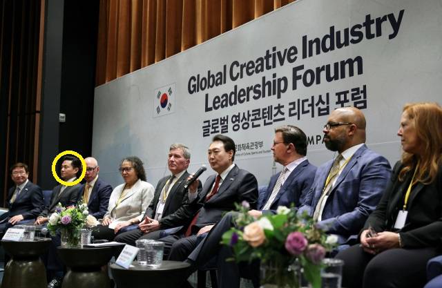 미국을 국빈 방문한 윤석열 대통령이 27일(현지시간) 워싱턴DC 미국 영화협회에서 열린 글로벌 영상 콘텐츠 리더십 포럼에서 발언하고 있다. 이날 행사에는 배우 이서진 씨(왼쪽에서 두 번째)가 참석해 눈길을 끌었다. [연합]