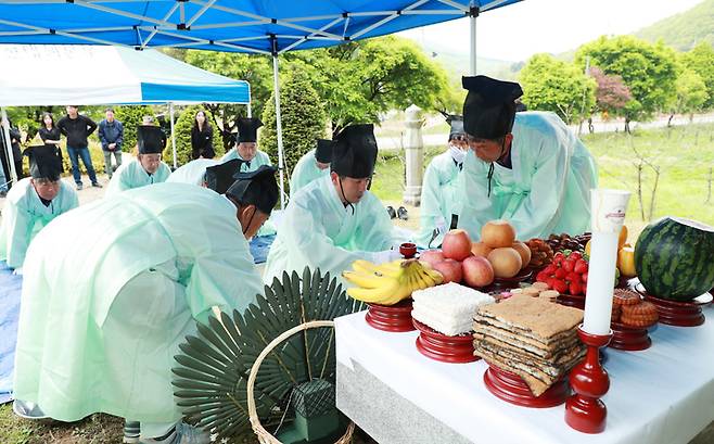 [보은=뉴시스] 안성수 기자 = 29일 충북 보은군 내북면 이원리 묘역에서 의병장 석성국 의사 추모제가 거행되고 있다. 이원리 출신 석 의사는 1907년부터 의병으로 혁혁한 공을 세우다가 이듬해 일본병에 붙잡혀 자결했다. 부인 성산 이씨는 남편의 시신을 업고 고향에 돌아와 장례를 지낸 뒤 남편의 뒤를 따라갔다. (사진=보은군 제공) 2023.4.29. photo@newsis.com *재판매 및 DB 금지