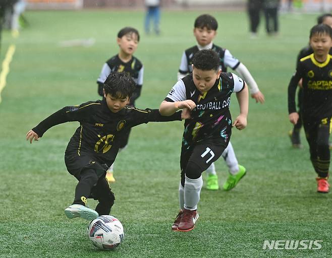 [수원=뉴시스] 김종택 기자 = 뉴시스 경기남부본부가 주최하고 수원시축구협회가 주관한 제1회 수원컵 전국유소년 축구대회가 열린 29일 경기도 수원시 경기대학교 수원캠퍼스 대운동장에서 대회에 참가한 어린이들이 경기를 펼치고 있다. 2023.04.29. jtk@newsis.com