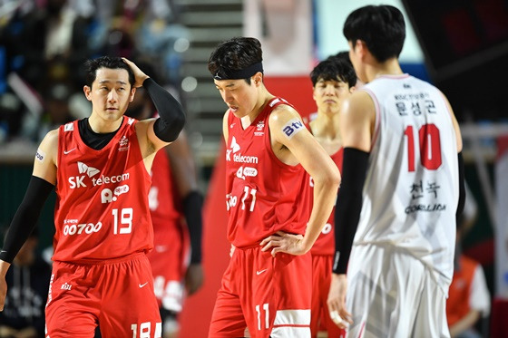 아쉬운 표정을 짓고 있는 SK 선수들. /사진=KBL 제공