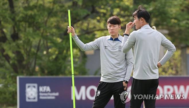 코치와 대화하는 김은중 감독 (파주=연합뉴스) 김인철 기자 = 김은중 U-20(20세 이하) 축구대표팀 감독이 24일 오후 경기도 파주 축구국가대표트레이닝센터(NFC)에서 2023 국제축구연맹(FIFA) 아르헨티나 U-20 월드컵을 앞두고 열린 훈련에서 코치진과 대화하고 있다. 2023.4.24 yatoya@yna.co.kr