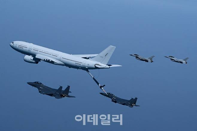 공군 KC-330 공중급유기가 후미로 진입한 F-15K 전투기에 급유 붐을 길게 내려 공중급유를 시도하고 있다. (사진=공군)