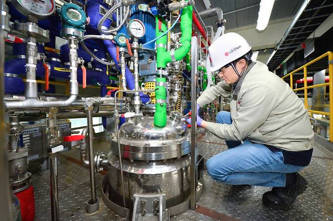 LG화학 연구원이 폴리카보네이트(PC) 화학적 재활용 설비를 점검하고 있다.(사진=LG화학)