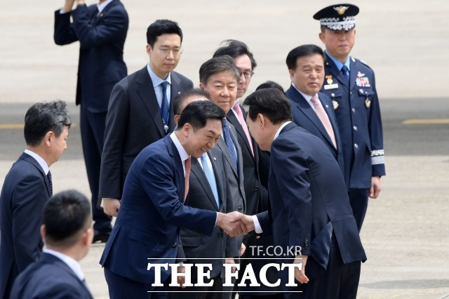 국민의힘은 한미 정상회담 결과인 '워싱턴 선언'을 윤석열 대통령의 핵심 외교 성과라고 강조하고 있다. 사진은 윤 대통령이 지난 24일 경기도 성남시 서울공항에서 김기현 국민의힘 대표와 인사하는 모습. /남윤호 기자