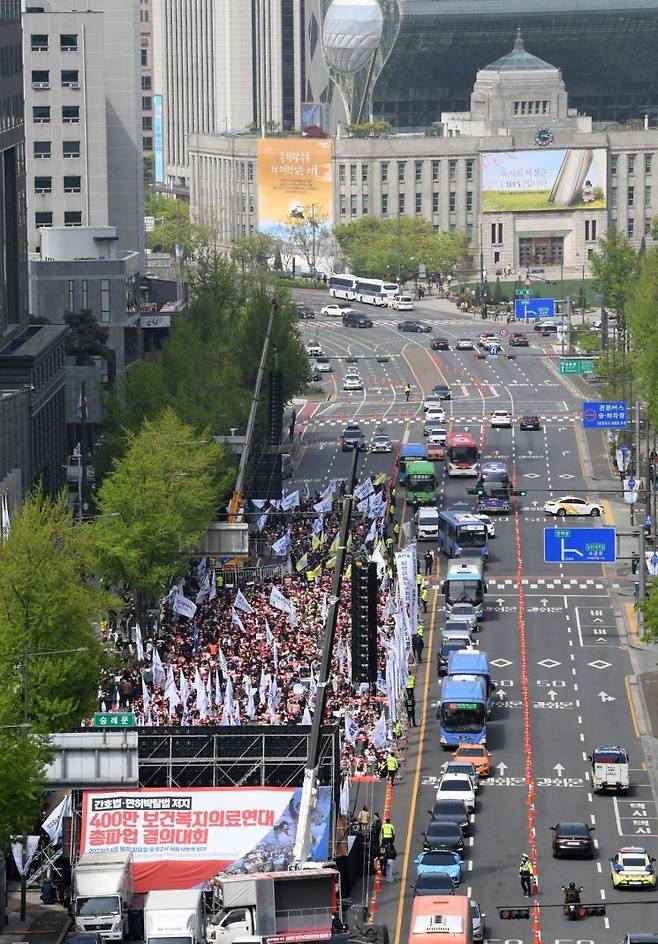 대한의사협회를 비롯한 13개 보건복지의료연대 관계자들이 지난 16일 오후 서울시청 인근에서 열린 간호법·면허박탈법 저지 400만 보건복지의료연대 총파업 결의대회에서 관련 구호를 외치고 있다. [이미지출처=연합뉴스]