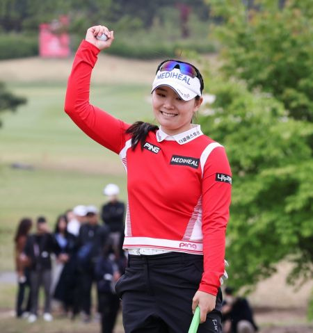 이다연이 메이저 KLPGA 챔피언십에서 우승을 확정지은 뒤 환호하고 있다.[사진제공=KLPGA]