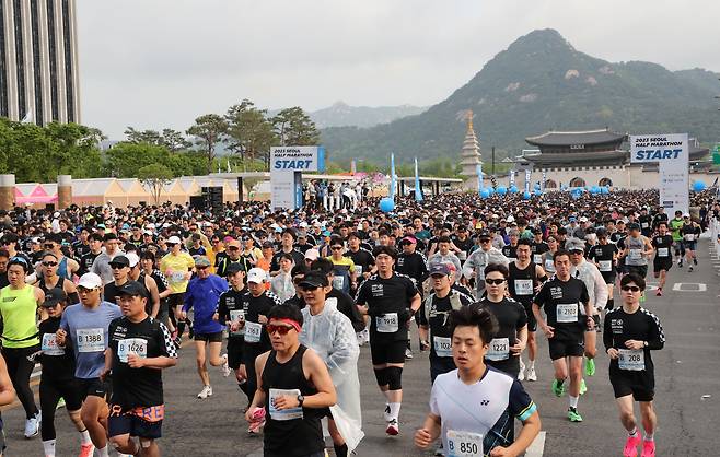 평소 자동차로 다니던 도심 한복판을 두 발로 마음껏 달릴 수 있는 ‘2023 서울하프마라톤’이 열린 30일 서울 광화문광장 거리에서 참가자들이 출발하고 있다. 이번 서울하프마라톤은 코로나 사태로 4년 만에 현장 개최됐다. [남강호 기자]