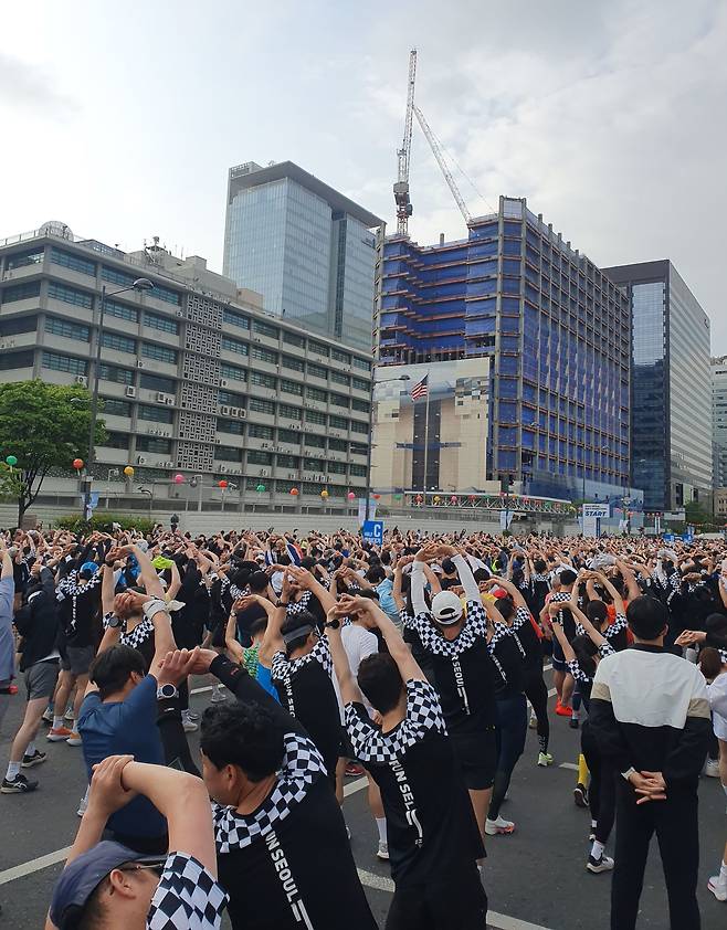 30일 서울하프마라톤 참가자들이 출발에 앞서 몸풀기 체조를 함께 하고 있다. [이위재 기자]